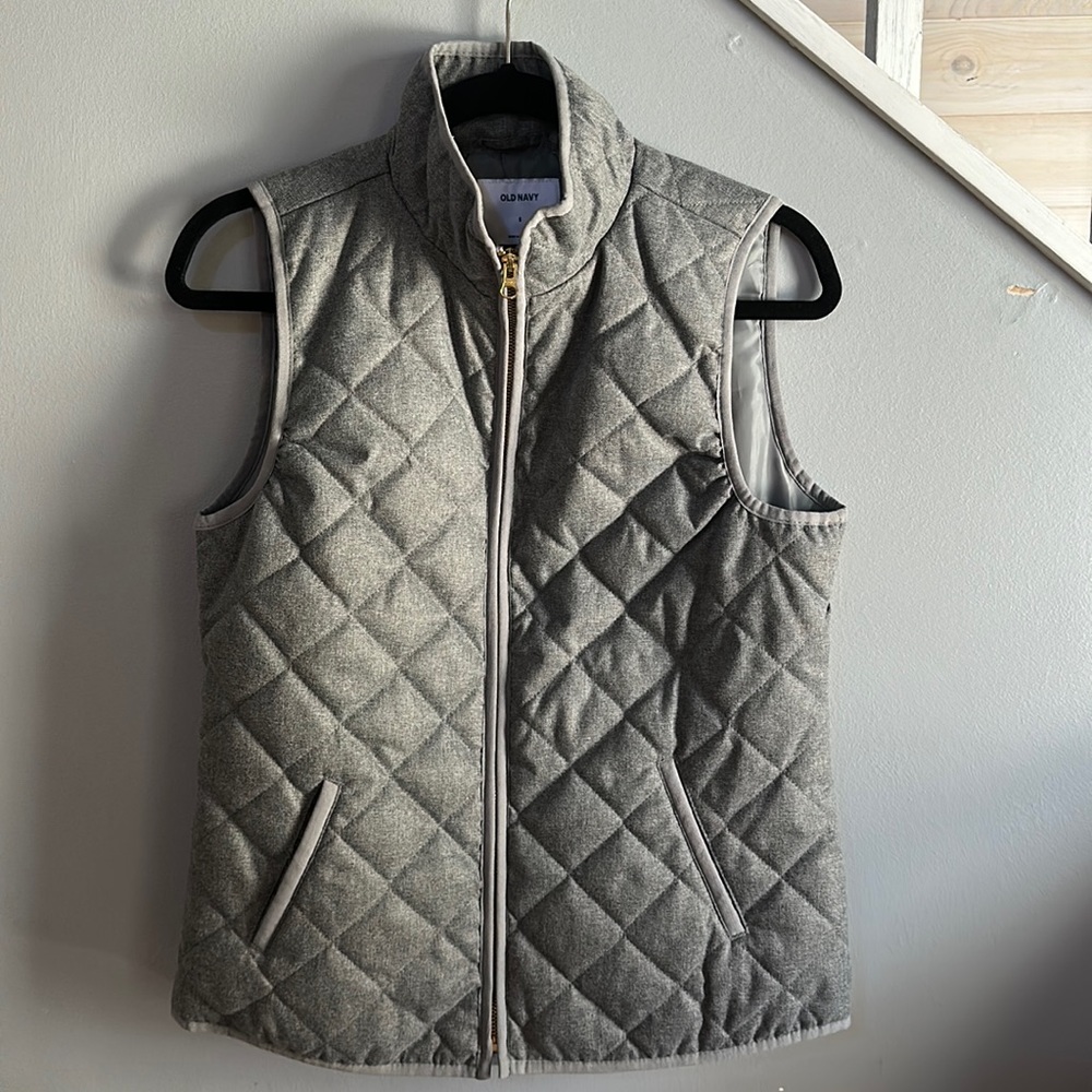 Quilted heather grey vest with gold zipper